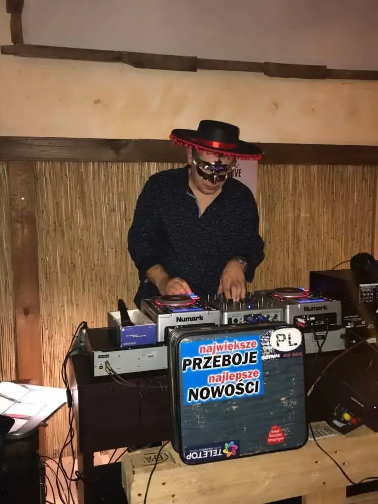 Zdjęcie DJ-a Adriano przy konsoli
